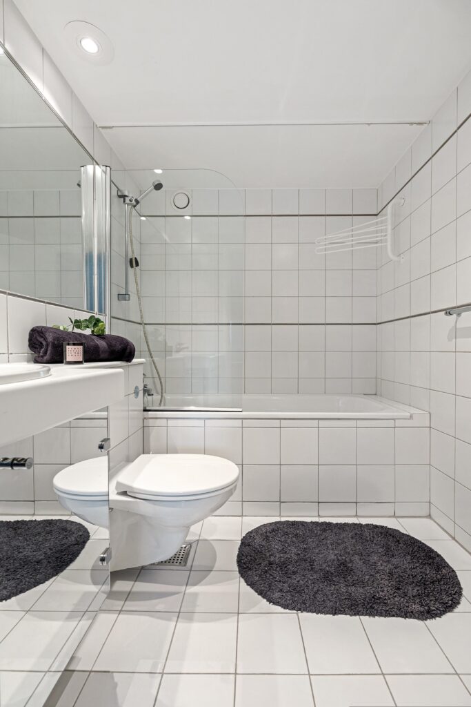 23555986 bathroom 6893117
